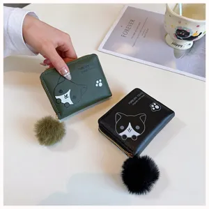 Dettaglio del portafoglio corto gatto carino con ciondolo pon-pon soffice e chiusura lampo.