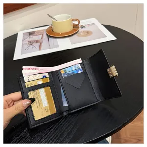 Λεπτομερής όψη μαύρου μικρού τριπλού πορτοφολιού με θήκες καρτών και μεταλλικό κλείσιμο.