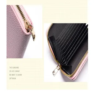 Vue rapprochée détaillée d'un étui à cartes en cuir PU rose avec portefeuille zippé.
