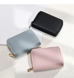 Portefeuille étui de carte zippé en cuir compact avec plusieurs fentes colorées.