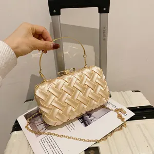 Elegante borsa da sera intrecciata in raso champagne con manico rotondo in metallo e catena.