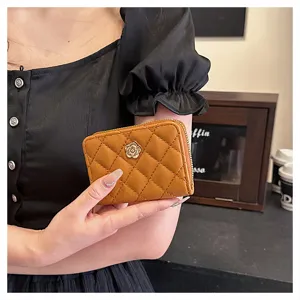 Portafoglio trapuntato compatto da donna con chiusura lampo ed elegante fiore di camelia.