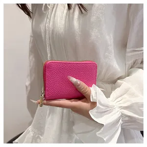 Detalle de tarjetero pequeño con cremallera rosa fucsia, monedero compacto de piel PU con cremallera.