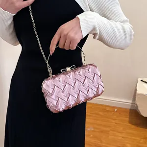Elegante Borsa da Sera Intrecciata Rosa con Manico in Metallo e Catena per Donna