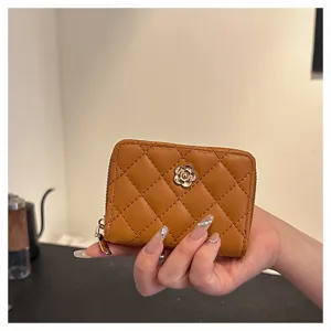 Portacarte trapuntato marrone con dettaglio in metallo fiore di camelia e chiusura a zip.