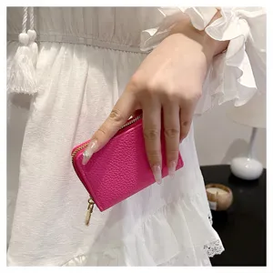 Mini cartera tarjetero con cremallera en cuero rosa fucsia, monedero compacto para mujeres.