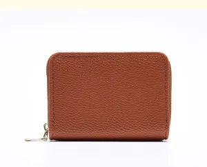 Détail de porte-cartes zippé en cuir texturé marron, étui compact multi-fentes.