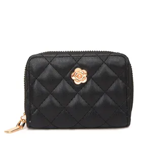 Portafoglio mini nero trapuntato per carte con elegante fiore di camelia dorato e zip di chiusura.