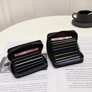 Cartera tarjetero de acordeón en cuero negro con múltiples ranuras y cierre de cremallera.