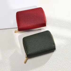 Porte-cartes compact en cuir PU avec fermeture éclair et multiples fentes pratiques.