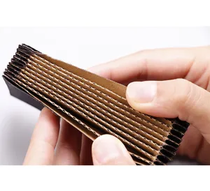 Detailansicht des Akkordeon Kartenetui Innenfachs aus brauner Pappe mit mehreren Fächern.
