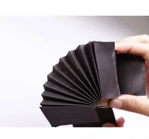 Detailansicht des dunkelbraunen Polyester-Akkordeon-Kartenhalter-Einsatzes mit flexiblen Faltungen.