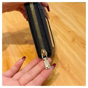 Nahaufnahme Detail des schwarzen PU-Leder Akkordeon Kartenetui Reißverschluss Metall.