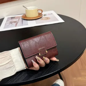 Κομψό γυναικείο κοντό πορτοφόλι σε σκούρο κόκκινο χρώμα πτυσσόμενο θήκη για κάρτες δέρμα