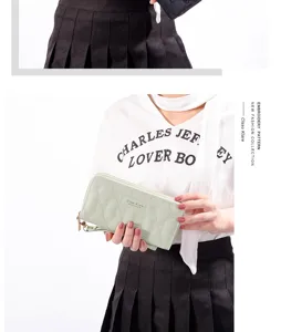 Portafoglio lungo trapuntato da donna doppia cerniera pochette con cinturino da polso verde.