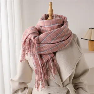 Nahaufnahme mit weicher Textur und Karomuster des rosa Kaschmir-Gefühl Fransen Schals.