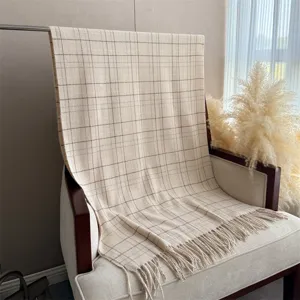Douce écharpe plaid beige imitation cachemire avec de belles franges pour automne hiver.