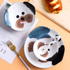 Leuke schattige hond keramische servies set kom bord lepel variant voor in de keuken.