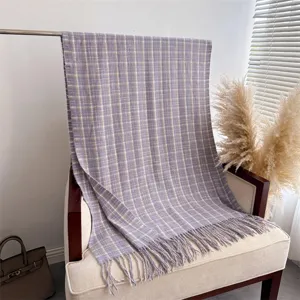 Gemütlicher lila karierter Winter-Schal aus Kaschmir-Imitat mit stilvollen Fransen-Details.