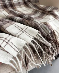Sciarpa a quadri frangia dettaglio, accogliente marrone crema cashmere inverno accessorio.