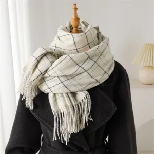 Écharpe d'hiver douillette à carreaux noirs et blancs, franges, vue détaillée douce.