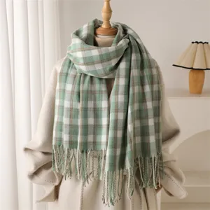 Detailed view of the green and white plaid imitation cashmere scarf with elegant fringe.