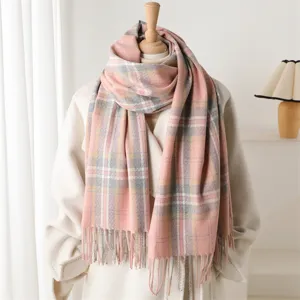 Sciarpa scozzese vintage in finto cashmere con frange per autunno e inverno elegante.