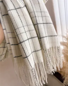 Écharpe à carreaux noire et blanche confortable avec franges pour l'automne hiver.