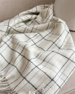 Écharpe à carreaux douce avec franges élégantes, parfaite pour un style chaud en automne et hiver.