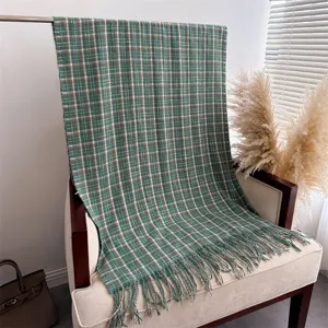 Grüner Schal mit Karomuster Detail, weicher Kaschmir-Imitat Schal, gemütliches Winterzubehör.