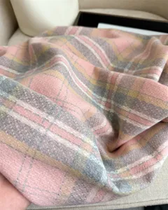 Vista dettagliata della classica sciarpa invernale a quadri retrò effetto cashmere morbida.