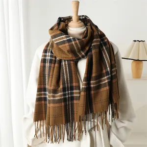 Vista dettagliata di sciarpa a quadri vintage classica effetto cashmere con frange per inverno.