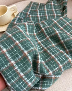 Grün-weißer karierter Kaschmir-Gefühl Winterschal Detailaufnahme, warmer Herbst-Schal.