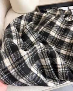 Korean style imitation cashmere plaid shawl scarf, winter unisex fashion tassel scarf detail.