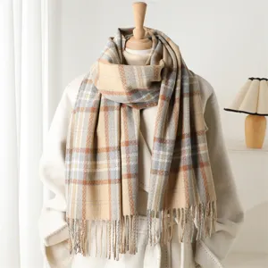 Dettaglio sciarpa classica in finto cashmere a quadri, frange, scaldacollo invernale accogliente.