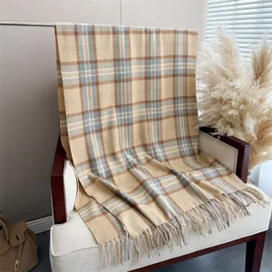 Dettaglio sciarpa a quadri stile cashmere retrò con eleganti frange per autunno e inverno.