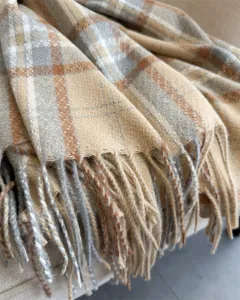 Sciarpa a quadri con frange stile vintage finto cashmere, ideale per autunno inverno freddo.
