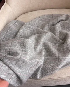 Écharpe châle douce effet cachemire à carreaux gris pour femme et homme en hiver.
