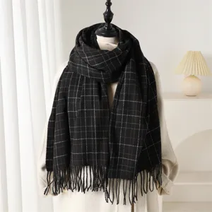 Vue détaillée de l'écharpe à carreaux noirs et blancs effet cachemire avec franges pour l'hiver.