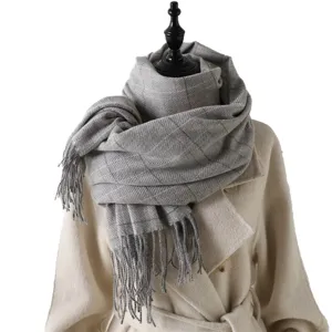Écharpe d'hiver à carreaux gris avec franges, accessoire unisexe chaud et élégant vue principale.