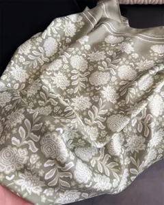 Foulard carré en satin à fleurs rétro, élégant châle imprimé botanique vert olive pour femmes.