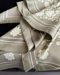 Foulard carre en twill a fleurs vintage, elegante echarpe en soie imitation mode.