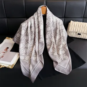 Vue détaillée du foulard carré en soie à imprimé floral rétro avec texture élégante.