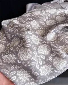 Foulard carré en twill à fleurs marron vintage, châle élégant en soie artificielle.