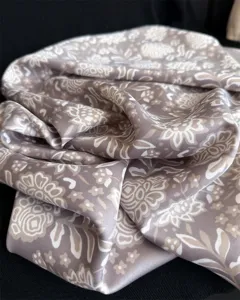 Vue d'ensemble détaillée du tissu de foulard en soie sergée à imprimé floral vintage.