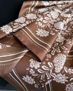 Carre de soie artificiel floral marron retro design twill elegant pour tour de cou stylise.