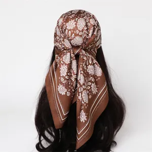 Carré de soie artificielle à motif floral rétro marron, détail élégant de foulard pour femmes.