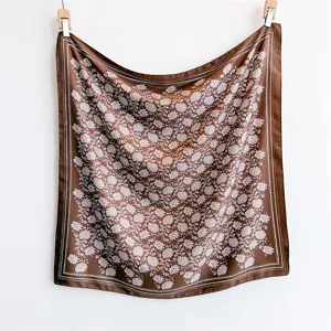 Vue detaillee carre de soie marron retro a motif floral, design elegant style polyvalent.