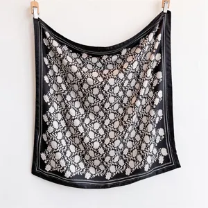 Élégant foulard carré à fleurs noir et blanc pour femmes, style vintage en satin de soie.