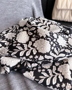 Grand carré de soie imprimé floral vintage, élégant foulard noir et beige style rétro.